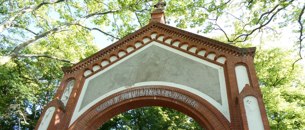 Das Eingangstor des Dreifaltigkeitskirchhofs III in Berlin-Mariendorf.