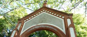Das Eingangstor des Dreifaltigkeitskirchhofs III in Berlin-Mariendorf.