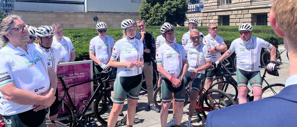 Die Gruppe der Glücksradler nach ihrer Ankunft am Berliner Abgeordnetenhaus.