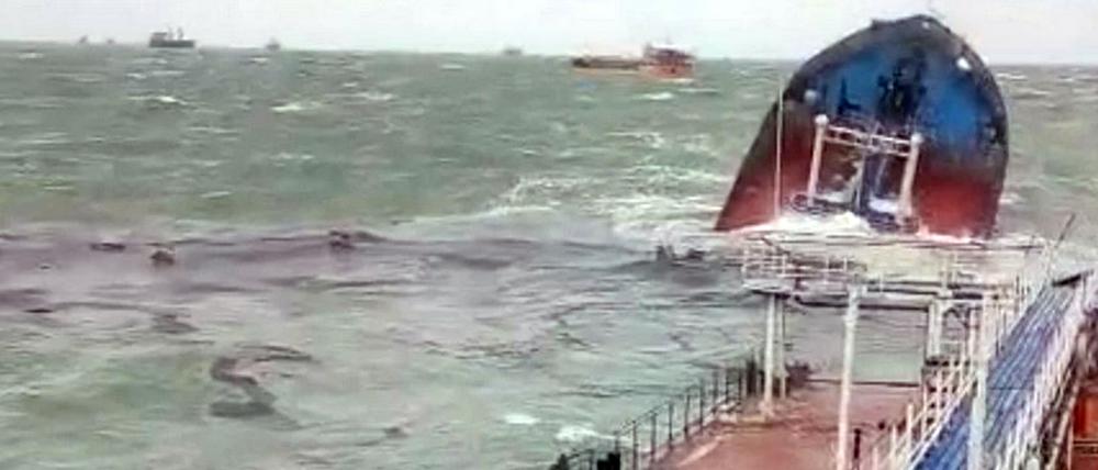 Die beiden russischen Öltanker „Wolgoneft-212“ und „Wolgoneft-239“ wurden bei der Havarie so stark beschädigt, dass sie zerbrachen.
