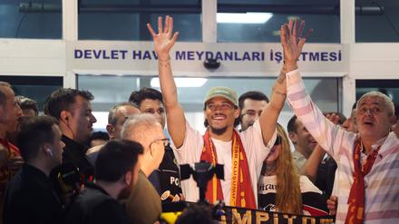 Leroy Sané an Flughafen in Istanbul. Jubelnde Galatasaray-Fans empfangen ihn.