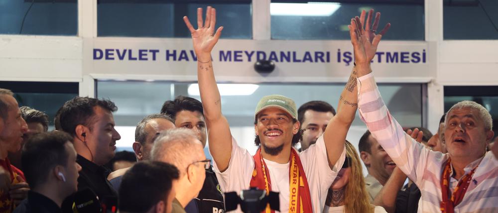 Leroy Sané an Flughafen in Istanbul. Jubelnde Galatasaray-Fans empfangen ihn.