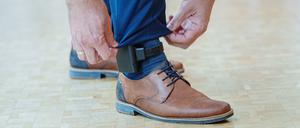Das spanische Modell der elektronischen Fußfessel wird in der hessischen Zentrale für Datenverarbeitung vorgeführt. 