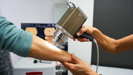 Werden Diagnosen, wie etwa von Hautkrebs, im Zuge der Covid-19-Pandemie verschleppt, kann die Erkrankung schwerer zu behandelnde Stadien erreichen.  