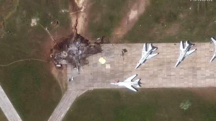 Ein Satellitenbild zeigt ein zerstörtes TU 22 Flugzeug an der Belaya Militärbasis in Russland. 