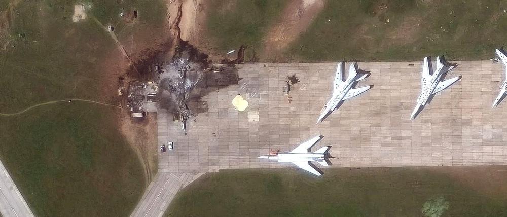 Ein Satellitenbild zeigt ein zerstörtes TU 22 Flugzeug an der Belaya Militärbasis in Russland. 