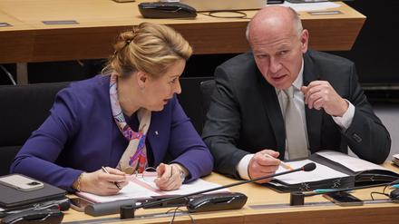 Franziska Giffey (SPD), Wirtschaftssenatorin und Stellvertreterin des Regierenden Bürgermeisters, und Kai Wegner (CDU), Regierender Bürgermeister im Berliner Abgeordnetenhaus.