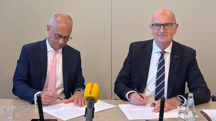 Potsdam: Brandenburgs Ministerpräsident Dietmar Woidke (SPD, r.) und der Marschall der polnischen Wojewodschaft Lubuskie (Lebus), Marcin Jablonski, unterzeichnen in Potsdam eine Erklärung zur vertieften Zusammenarbeit. 