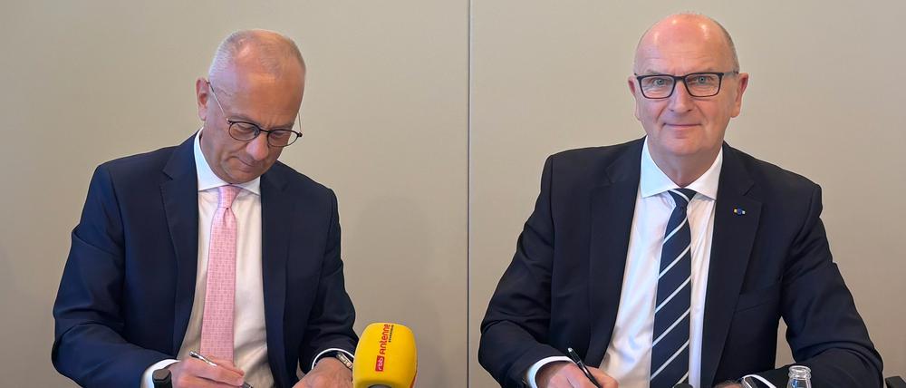 Potsdam: Brandenburgs Ministerpräsident Dietmar Woidke (SPD, r.) und der Marschall der polnischen Wojewodschaft Lubuskie (Lebus), Marcin Jablonski, unterzeichnen in Potsdam eine Erklärung zur vertieften Zusammenarbeit. 