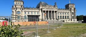 Bauzäune und Absperrband vor dem Bundestagsgebäude: Zum Verweilen lädt der Platz der Republik nicht ein.