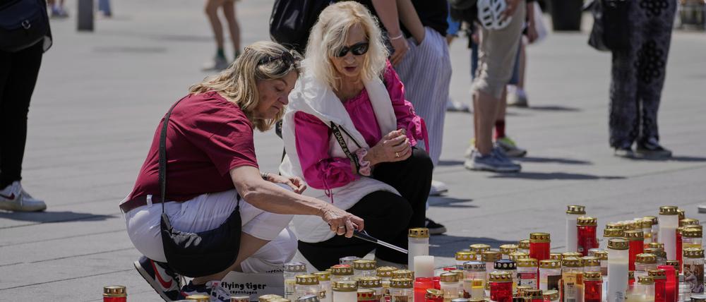 Eine Frau zündet auf dem Hauptplatz in Graz eine Kerze an, nach dem Amoklauf in einer Schule, in der ein ehemaliger Schüler zwei Tage zuvor das Feuer eröffnet hatte.
