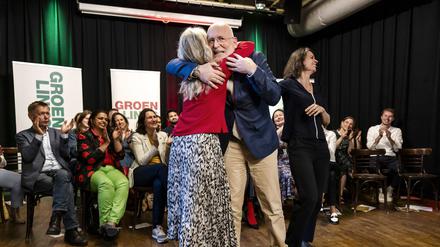 Der Parteivorsitzende der Sozialdemokraten Frans Timmermans (r) wird nach einem Treffen von GroenLinks und PvdA in Dudok zu dem Ergebnis beglückwünscht. 