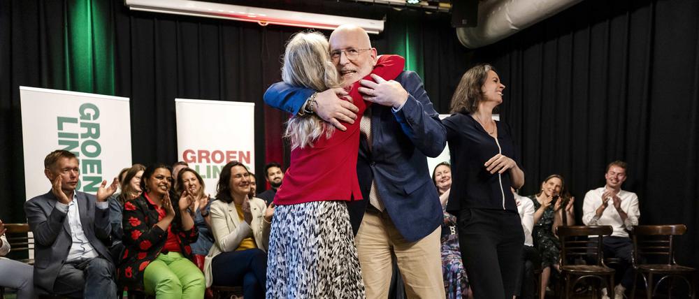 Der Parteivorsitzende der Sozialdemokraten Frans Timmermans (r) wird nach einem Treffen von GroenLinks und PvdA in Dudok zu dem Ergebnis beglückwünscht. 