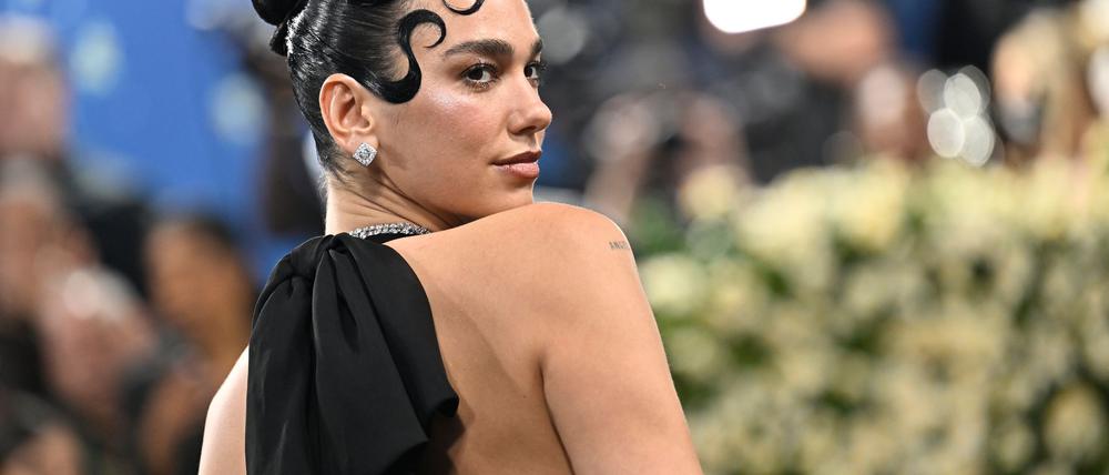 Dua Lipa gehört zu den großen Popsängerinnen der Gegenwart - hier bei der Met Gala 2025. (Archivbild)