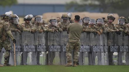 Mitglieder der US-Nationalgarde führen Übungen durch, nachdem sie zu den Protesten in Los Angeles entsandt wurden. 