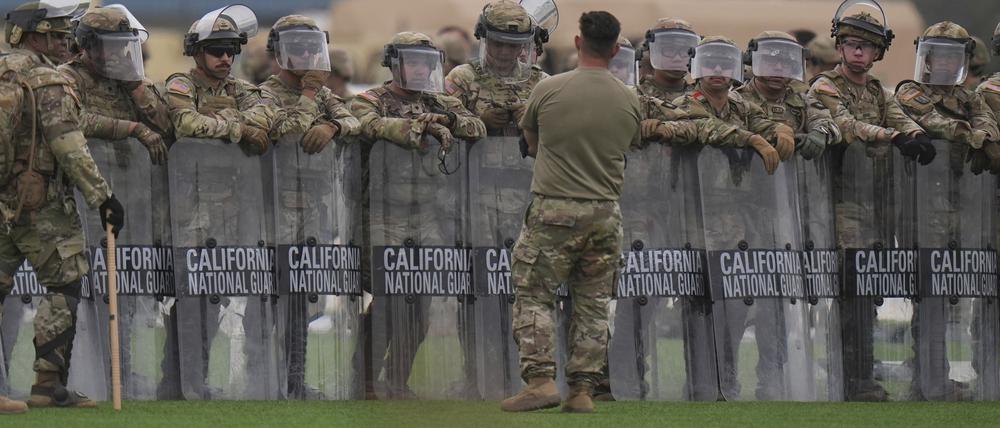 Mitglieder der US-Nationalgarde führen Übungen durch, nachdem sie zu den Protesten in Los Angeles entsandt wurden. 