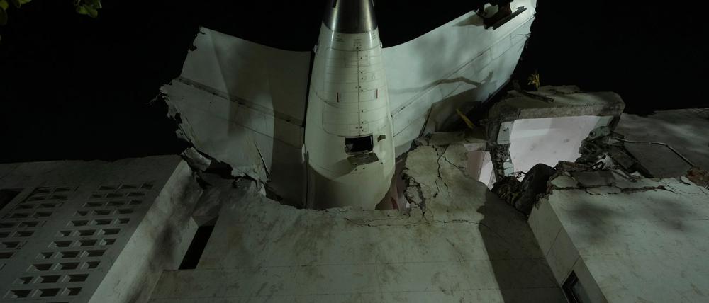 Das Heck des Flugzeugs steckt in einem Gebäude an der Absturzstelle in der nordwestindischen Stadt Ahmedabad im Bundesstaat Gujarat. (Foto aktuell)