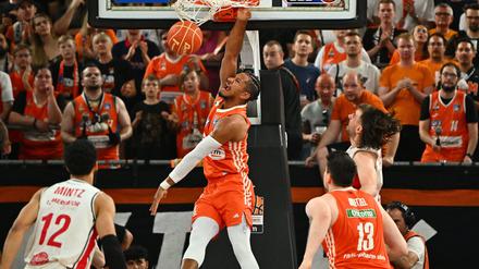 Karim Jallow bejubelt einen Dunk.
