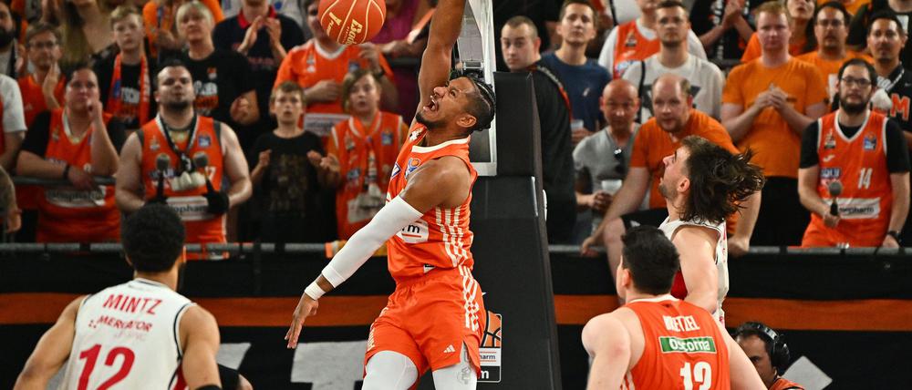 Karim Jallow bejubelt einen Dunk.
