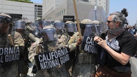 Soldaten der kalifornischen Nationalgarde stehen Demonstranten vor dem Los Angeles Federal Detention Center gegenüber. 