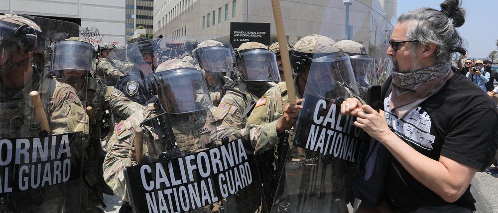 Soldaten der kalifornischen Nationalgarde stehen Demonstranten vor dem Los Angeles Federal Detention Center gegenüber.