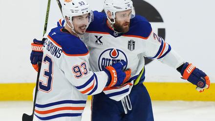 Leon Draisaitl (r) schoss die Oilers erneut zum Sieg in der Verlängerung.