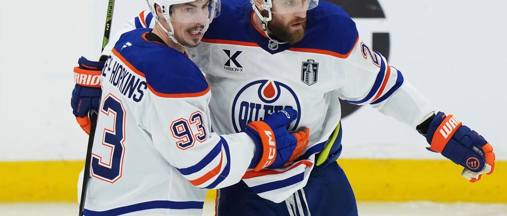 Leon Draisaitl (r) schoss die Oilers erneut zum Sieg in der Verlängerung.