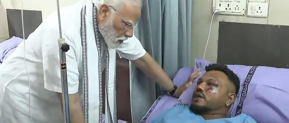 Der indische Regierungschef Modi bei dem Überlebenden. 