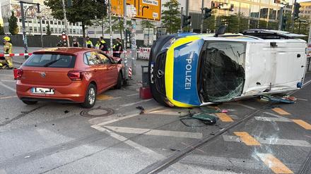 Ein VW-Polo, daneben: der sich überschlagene Streifenwagen der Polizei