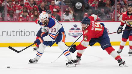 Leon Draisaitl (29) im Zweikampf mit Matthew Tkachuk. Der Deutsche Center der Edmonton Oilers schießt zum zweiten Mal in der Finalserie den Siegtreffer in der Verlängerung.