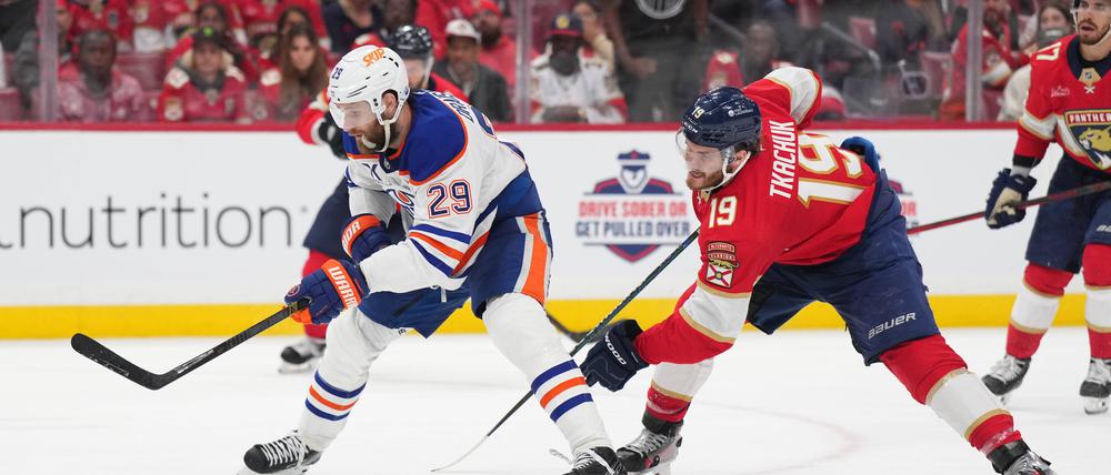 Leon Draisaitl (29) im Zweikampf mit Matthew Tkachuk. Der Deutsche Center der Edmonton Oilers schießt zum zweiten Mal in der Finalserie den Siegtreffer in der Verlängerung.
