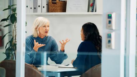 Arbeitszeugnis: Häufig sorgt dieses für Angestellte wichtige Dokument für Streit mit dem Arbeitgeber.