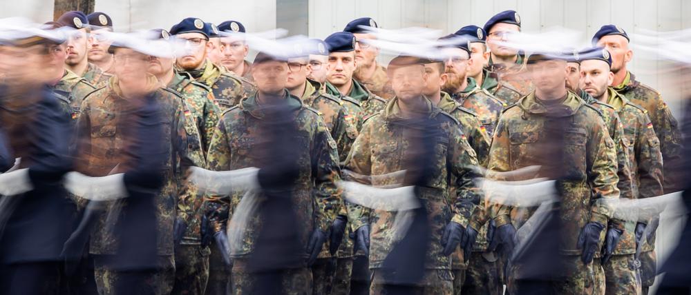 Soldaten des Wachbataillon marschieren bei einem feierlichen Appell an Kameraden vorbei.