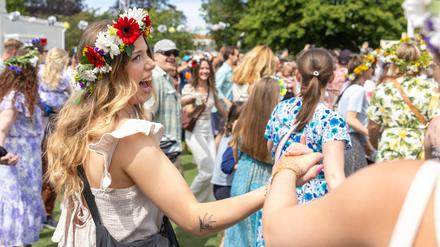 Tanzen, singen, trinken: Schwedinnen und Schweden bei der Feier zum Mittsommer in einem Park in Malmö. 