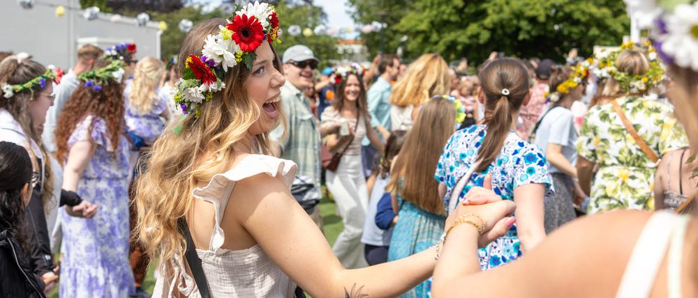 Tanzen, singen, trinken: Schwedinnen und Schweden bei der Feier zum Mittsommer in einem Park in Malmö. 