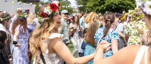 Tanzen, singen, trinken: Schwedinnen und Schweden bei der Feier zum Mittsommer in einem Park in Malmö. 