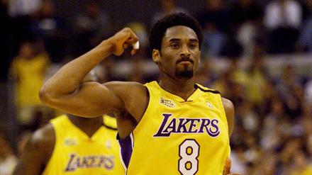 Kobe Bryant, hier im Jahr 2000, spielte 20 Saisons für die Los Angeles Lakers, erst mit der Nummer 8, später mit der 24. 