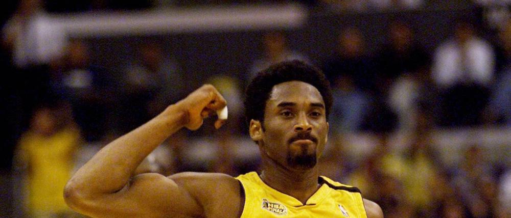 Kobe Bryant, hier im Jahr 2000, spielte 20 Saisons für die Los Angeles Lakers, erst mit der Nummer 8, später mit der 24. 