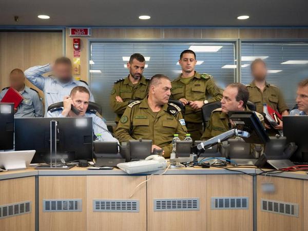 250613 -- TEL AVIV, June 13, 2025 -- This photo issued by Israel Defense Forces on June 13, 2025 shows Israeli army chief Eyal Zamir C overseeing strikes against Iran at the Israeli Air Force situation room in Israel. Israeli Defense Minister Israel Katz said on Friday that Israel has launched a preemptive strike on Iran. confirmed in a statement that its jets have completed the first-stage attack, notably strikes on dozens of military targets, including nuclear targets in different areas of Iran. Israeli Prime Minister Benjamin Netanyahu said in a video address that the goal of the ongoing operation is to strike Iran s nuclear infrastructure, Iran s ballistic missile factories, and Iran s military capabilities, and will c PUBLICATIONxNOTxINxCHN