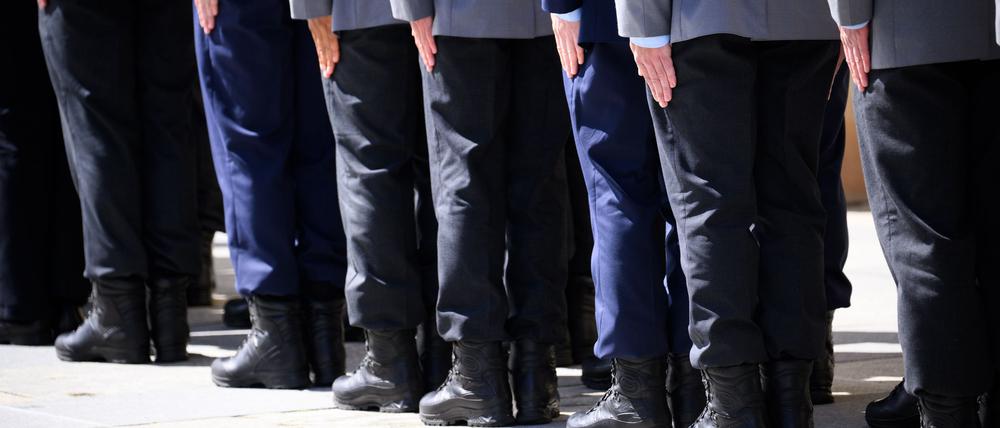 Berlins Regierender Bürgermeister Kai Wegner will am ersten Nationalen Veteranentag Soldatinnen und Soldaten in Spandau ehren. (Symbolbild)