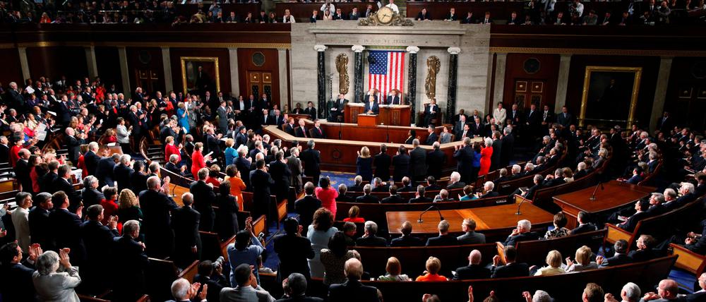 Republikaner und Demokraten stehen im US-Repräsentantenhaus in Washington (Archivfoto).