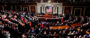 Republikaner und Demokraten stehen im US-Repräsentantenhaus in Washington (Archivfoto).