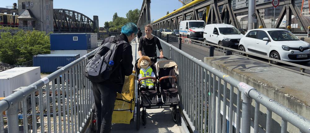 Fußgängerweg auf der Elsenbrücke in Berlin.