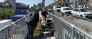 Fußgängerweg auf der Elsenbrücke in Berlin.