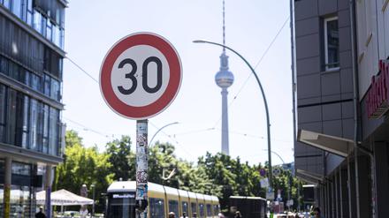 Ein einigen Hauptstraßen in Berlin wird auch künftig Tempo 30 gelten.