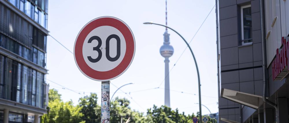 Ein einigen Hauptstraßen in Berlin wird auch künftig Tempo 30 gelten.
