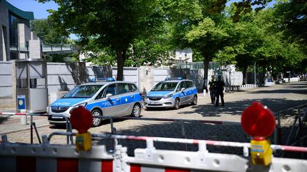 Die Straße vor der Botschaft des Staates Israel in Berlin ist aus Sicherheitsgründen abgesperrt.