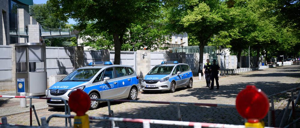 Die Straße vor der Botschaft des Staates Israel in Berlin ist aus Sicherheitsgründen abgesperrt.
