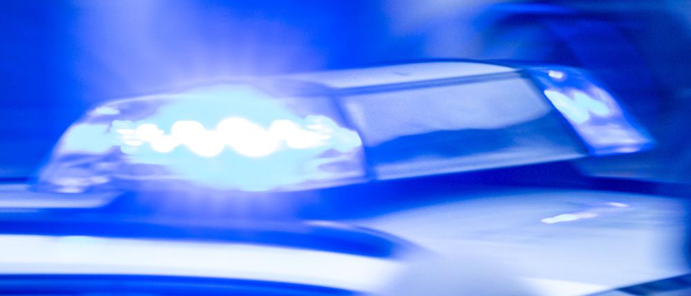 Ein Streifenwagen der Polizei ist mit Blaulicht im Einsatz. (Symbolbild)