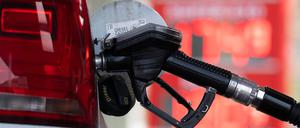 Ein Tankstutzen an einer Tankstelle in der Tanköffnung eines Fahrzeugs (Symbolbild).